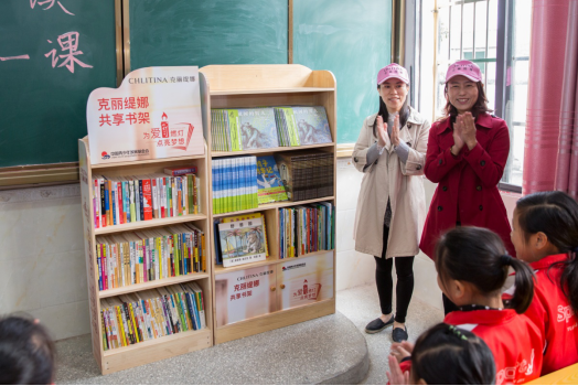  黄台APP下载免费市场行销副总陈白瑛、业务管理副总徐敏