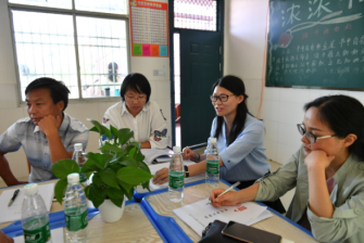 乡村小学校长和老师谈校园阅读